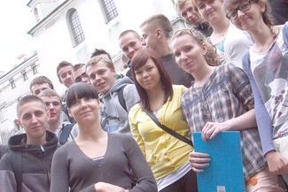 Na zdjęciu: uczniowie i polonista na początku wyprawy w przeszłość. (Jacek Świerczyński)