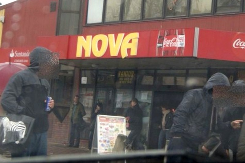 Sprzedawcy papierosów bez akcyzy okupują codziennie chodnik przed halą Nova (Czytelnik MM Lublin)
