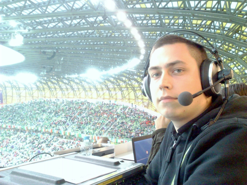 Konrad Wróblewski w czasie pracy na Euro 2012 na stadionie PGE Arena w Gdańsku. Komentarze przeprowa