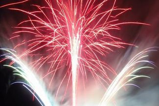 Pokaz sztucznych ogni  (Arkadiusz Wójcik)