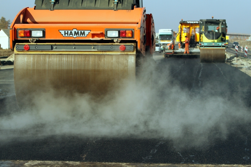 Jak tylko pozwala pogoda, na przyszłej ekspresówce układane są kolejne warstwy asfaltu. (Maciej Kacz