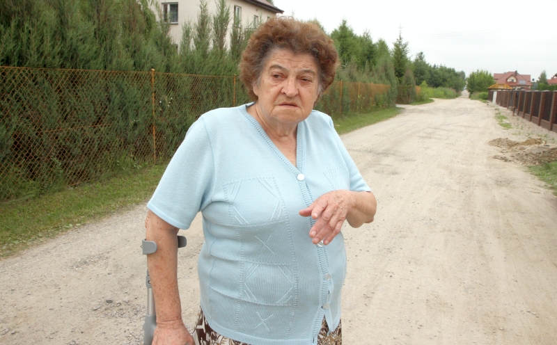 Jest nie tylko głośno, ale bardzo się też kurzy – żali się Krystyna Kozioł, mieszkająca przy ul. Sze
