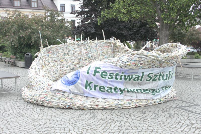Zniszczony ekologiczny kosz z papieru na placu Wolności w Białej Podlaskiej  (Ewa Bojarczuk)