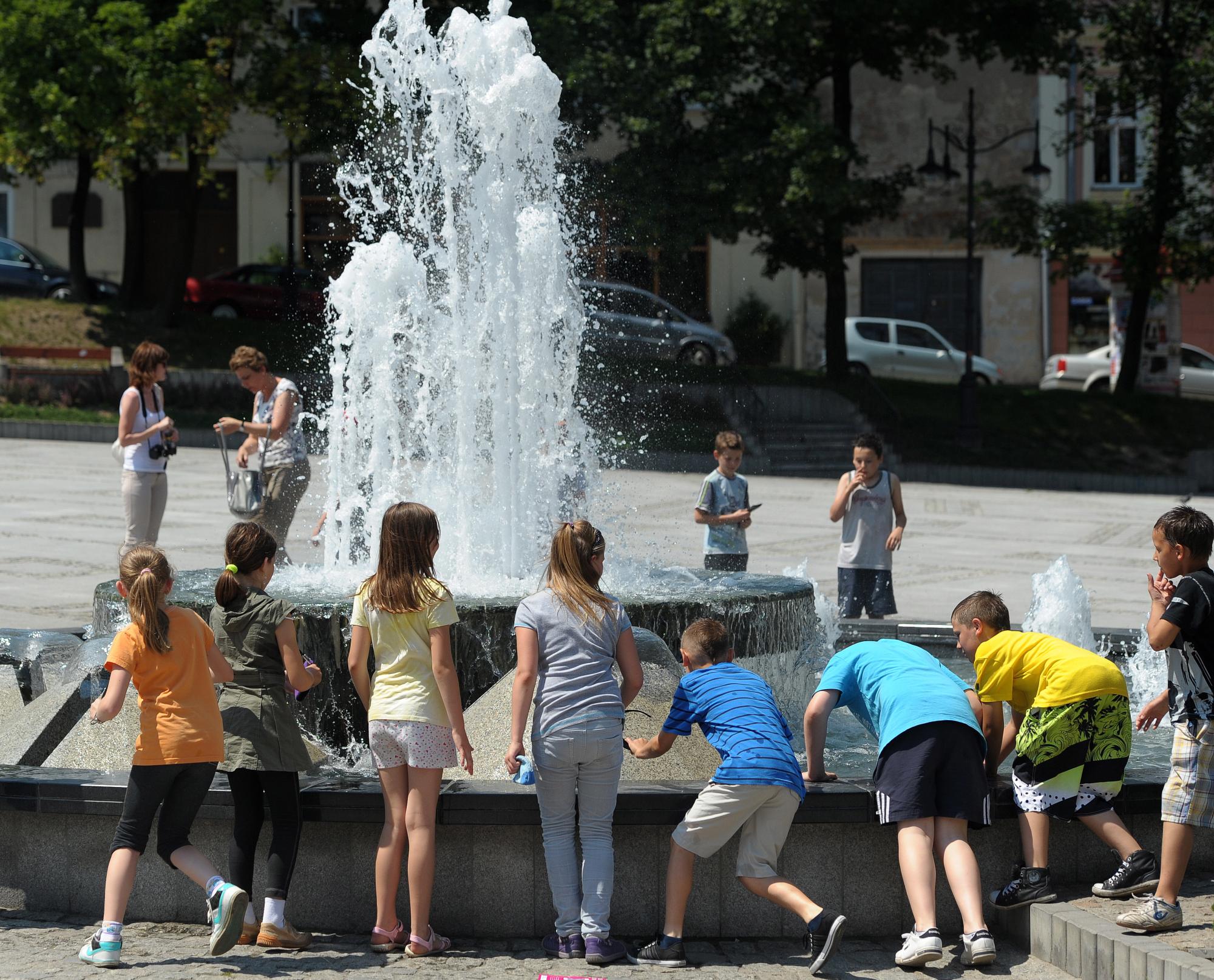 Przemyśl, 19.06.2012. Dzieci szukają ochłody przy fontannie w wyjątkowo upalny, czerwcowy dzień w Pr