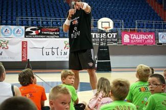 Marcin Gortat 8 lipca ponownie poprowadzi trening dla dzieci w hali Globus. Wizytę w Lublinie rozpoc