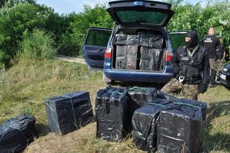 Tym razem graniczni strażnicy przejęli od przemytników prawie 13,5 tys. paczek papierosów ( Straż Gr