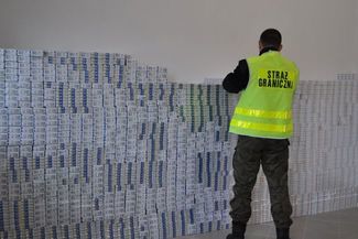 Z busa przemytników strażnicy wyjęli prawie 60 tys. paczek papierosów (Straż Graniczna)