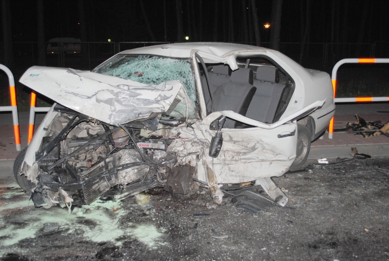 Seat, w którego wjechał pijany kierowca, został doszczętnie rozbity. (KPP Włodawa)