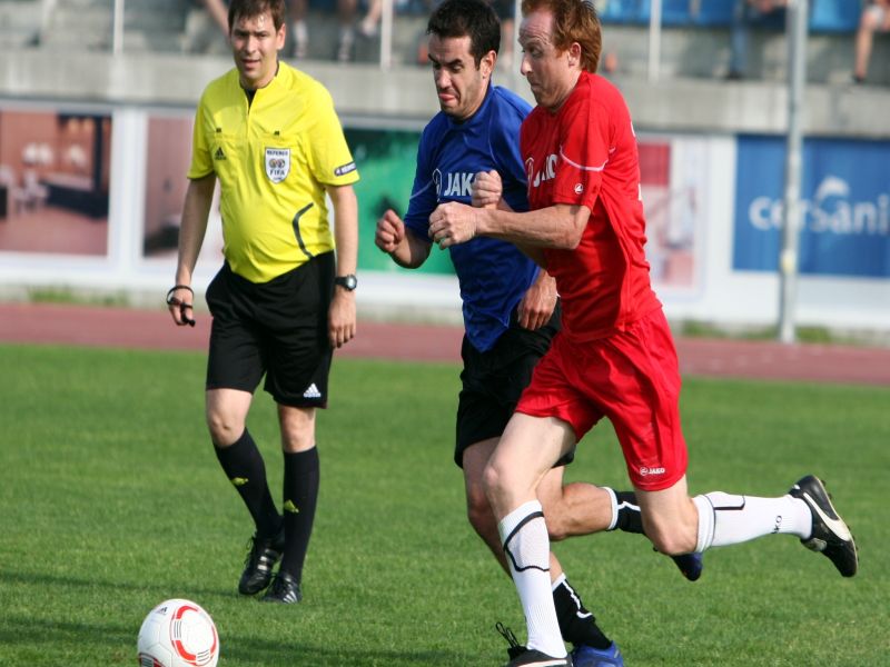 Veljko Nikitović (w środku) nie strzelił karnego w meczu z Karpatami. Na szczęście w lidze myli się 