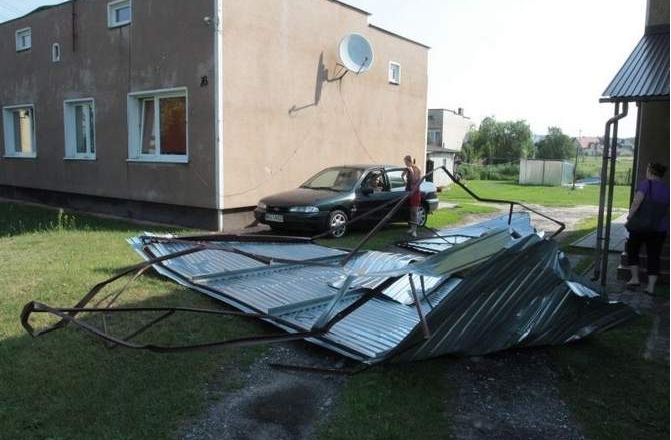 Zerwany dach po burzy w gminie Skaryszew (woj. mazowieckie)