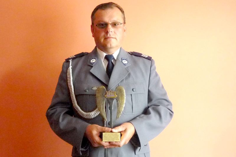 43-letni sierżant sztabowy Eliasz Gdula (na zdjęciu ze statuetką, którą otrzymał w Warszawie) do pol