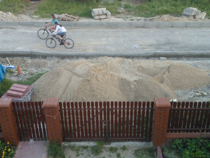 Przed jedną z posesji przy ul. Jesionowej ktoś wysypał piach. (Czytelnik)