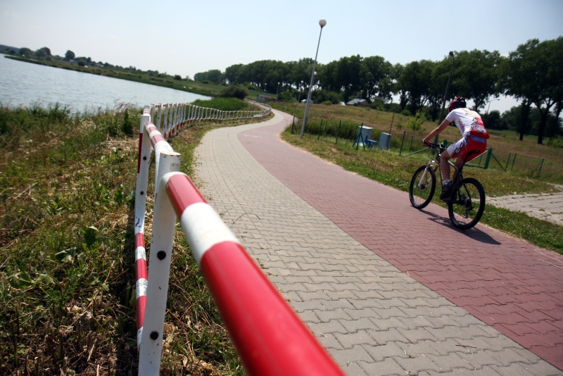 Nowe konstrukcje mają się pojawić przy zachodnim brzegu zalewu, w pobliżu ścieżki rowerowej. (Jacek 