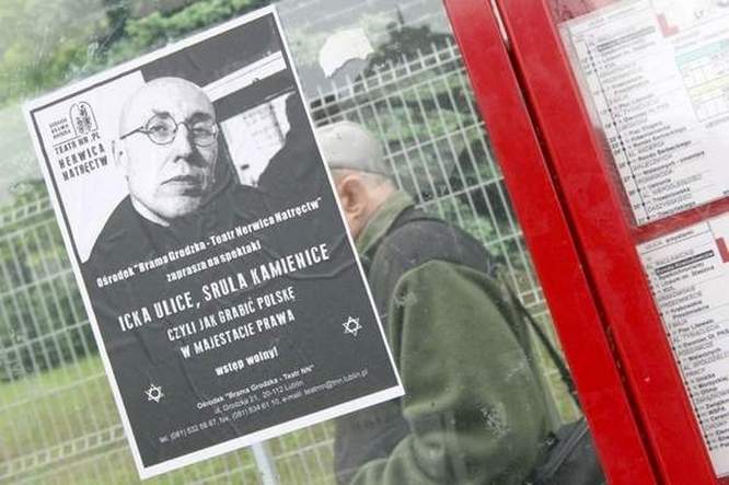 Plakaty pojawiły się na lubelskich przystankach autobusowych 16 maja. (Archiwum)