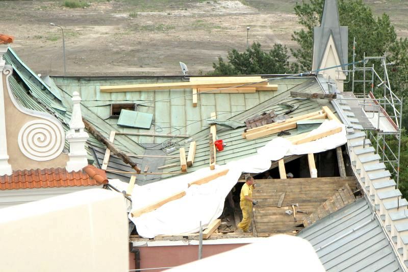 Na razie z tarasu widać jak budowlańcy wymieniają więźbę dachową, w sąsiedztwie Kaplicy Trójcy Święt