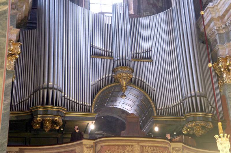 Ile zarabia organista? Około 2 tys. na rękę. Najwięcej na ślubach i pogrzebach (100-300 zł) (Jacek Ś
