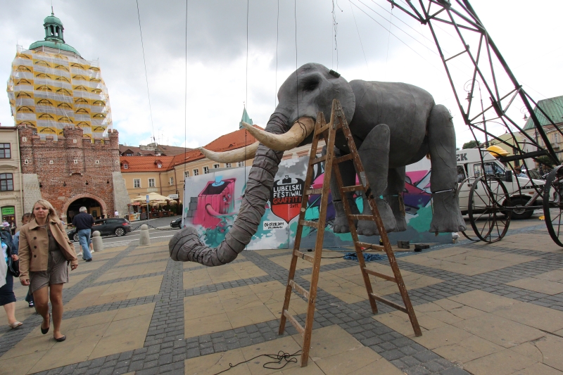 W ubiegłorocznej paradzie Carnavalu Sztuk-Mistrzów wziął udział słoń Kliniki Lalek  (Wojciech Nieśpi