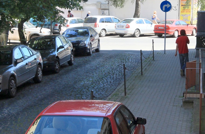 Kierowcy parkujący na chodniku na ul. Wieniawskiej często zasłaniają wyjazd mieszkańcom ul. Czystej 