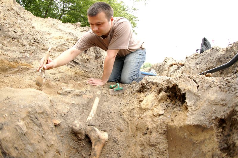 Jeden szkielet został zabrany przez firmę pogrzebową, przy drugim będzie pracował archeolog (Maciej 