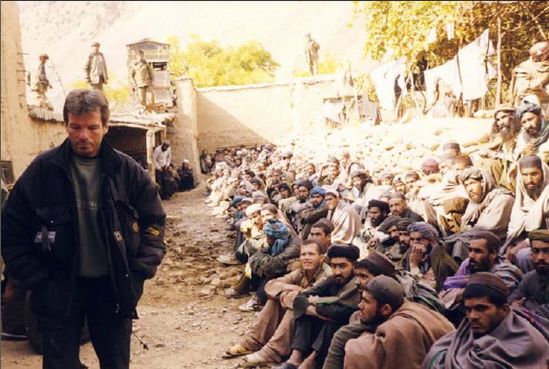 Jeńcy talibscy i Aleksander Makowski. Dolina Pandższeru, kwiecień 1997 roku (Fotografie z książki "Tropiąc Bin Ladena")