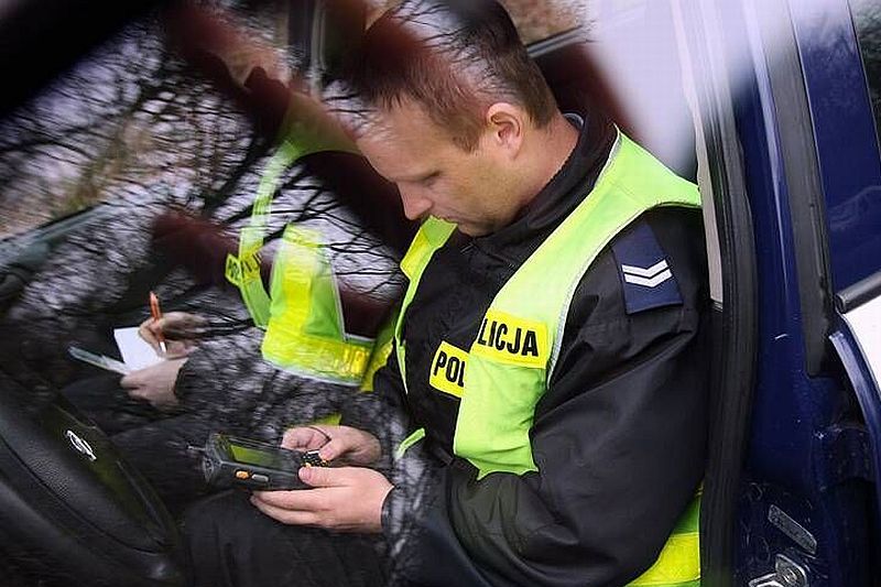 Policjanci łapią kierowców po alkoholu i narkotykach (Jacek Świerczyński/ Archiwum)