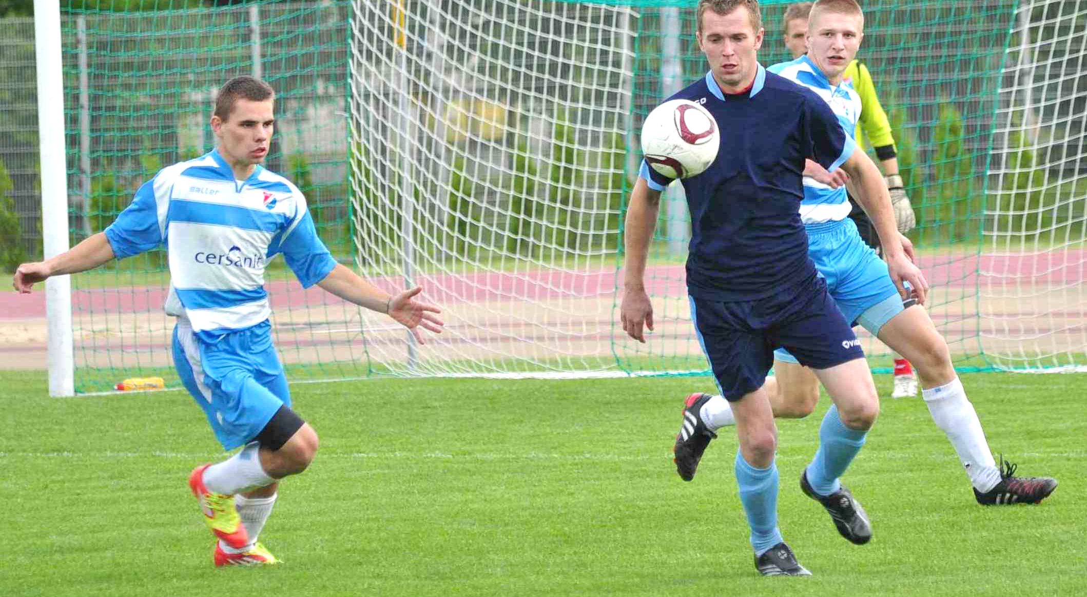 Rezerwy Startu Krasnystaw (niebiesko-białe stroje) to jedna z trzech drużyn, która nie przystąpi do 
