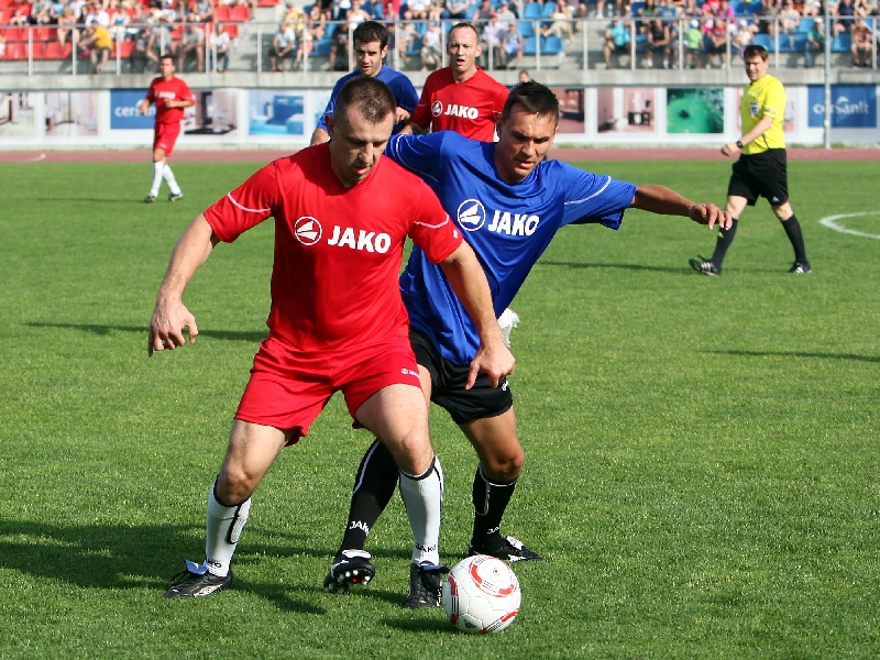 Tomasz Adamek (w czerwonym stroju) walczy o piłkę z Dawidem Sołdeckim (JACEK ŚWIERCZYŃSKI)