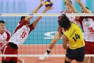 Fragment meczu Polski z Brazylią, który "biało-czerwoni" wygrali 3:2 (FIVB.COM)