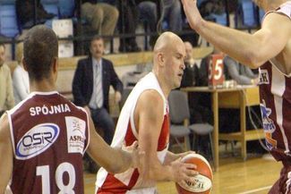 Przemysław Łuszczewski (z piłką) ma być wciąż ważnym ogniwem Startu (MACIEJ KACZANOWSKI)