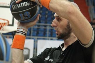 Tak należy rzucać do kosza – zdaje się mówić Marcin Gortat. Może dzięki wczorajszej imprezie doczeka