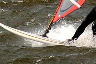 W niedzielę w Okunince nad Jeziorem Białym manewrujący "statek Wikingów” najechał rufą na trenujące