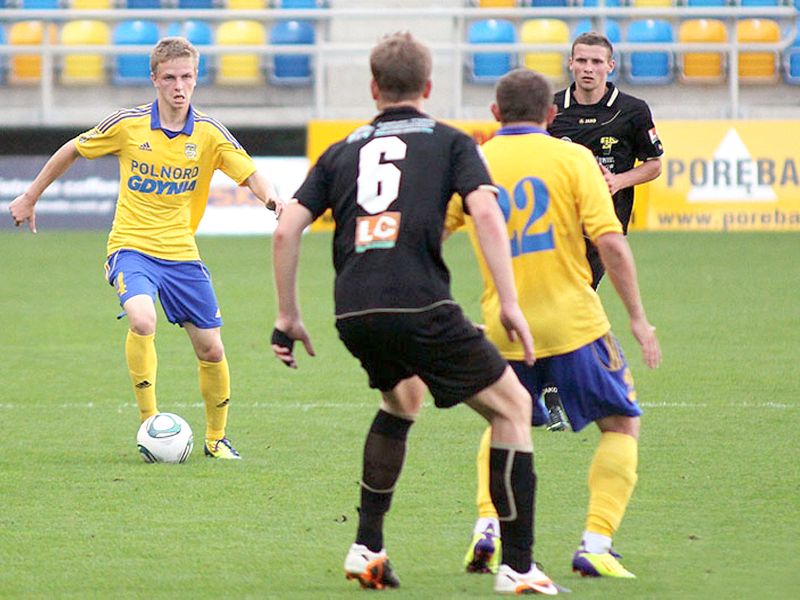 Mateusz Szwoch (z piłką) był w niedzielę bardzo trudny do upilnowania dla graczy Bogdanki (ARKA.GDYN