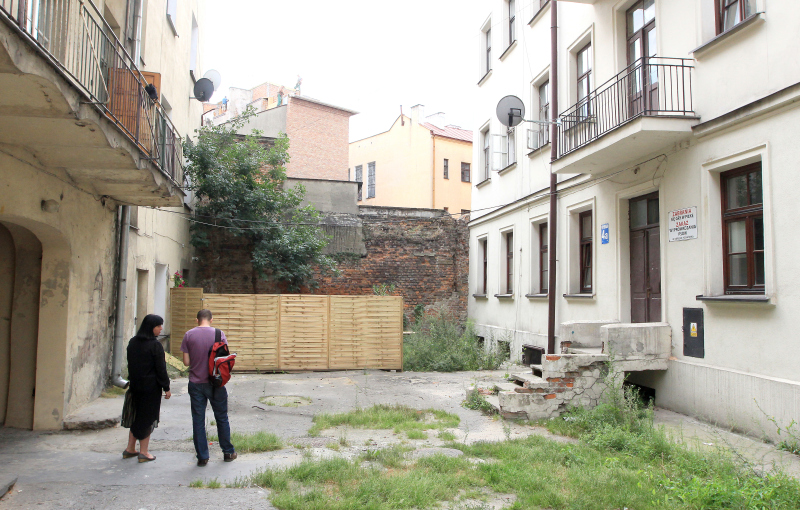 Dzielnicowi radni chcą zburzyć mur dzielący podwórka przy ul. Rybnej i Rynku. (Wojtek Nieśpiałowski)