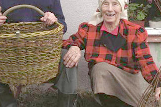 Zdjęcia artystów potrafiących wypleść wszystko z wikliny i wystawa "Niech się plecie”wyplatanych pr