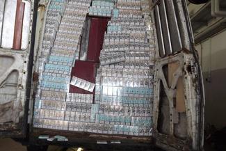 Papierosy były ukryte za podwójnymi tylnymi drzwiami (Służba Celna)