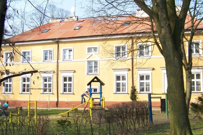Dom dziecka funkcjonuje w Przybysławicach od 1953 roku. Obecnie opiekuje się 48 dziećmi w wieku od 3