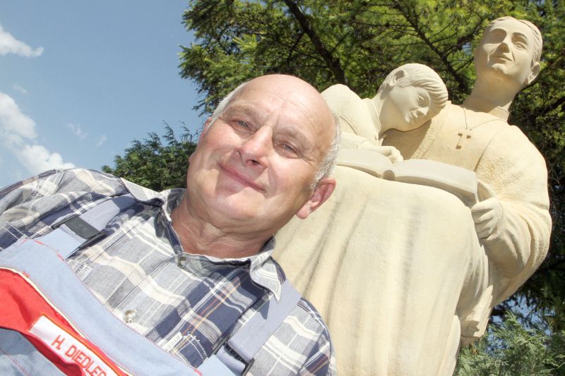 Witold Marcewicz stworzył pomnik przedstawiający Stefanię Sienkiewicz tulącą swego syna, małego Henr