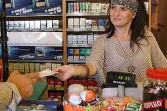 Pani Katarzyna sprzedaje kolejny kupon. Największy ruch będzie dziś (MACIEJ KACZANOWSKI )