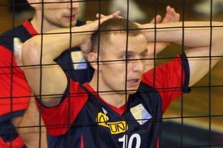 Cukrownik chętnie widziałby w swojej kadrze środkowego Adama Olejniczka (nr 10) (JACEK ŚWIERCZYŃSKI)