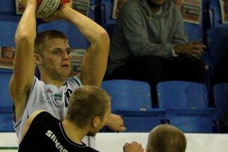 Bartosz Ciechociński (z piłką) zamienia strój Novum na Wikany-Start (ARCHIWUM)