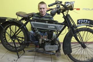 Motocykl jest w 100 procentach oryginalny, sprawny, nawet opony ma wiekowe (Maciej Kaczanowski)