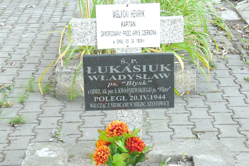 Kwatera żołnierzy Września 1939 przy cmentarzu parafialnym w Grabowcu – tu złożono ekshumowane szczą