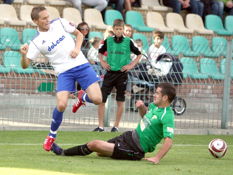Veljko Nikitović (z prawej) nie strzelił rzutu karnego, ale Bogdanka wygrała z Dolcanem 2:1 (Jacek Ś