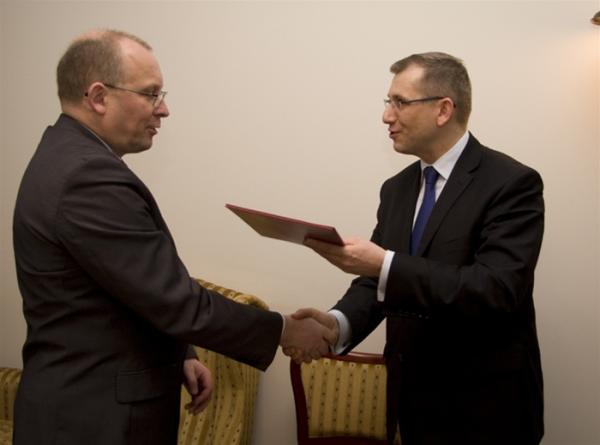 Grzegorz Wałejko w maju 2011 r. Odbiera nominację od ówczesnego ministra sprawiedliwości. (Ministers