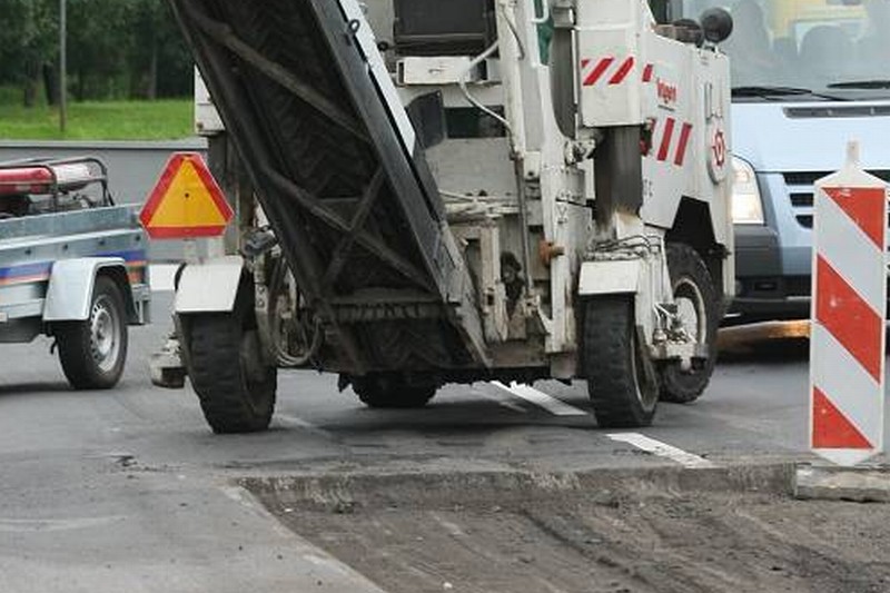 W sobotę drogowcy mają układać na jezdniach ostatnią warstwę asfaltu (Maciej Kaczanowski / Archiwum)