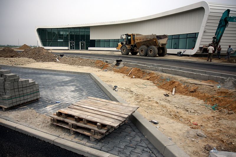 Betonowa kostka brukowa ze ściętymi krawędziami (czyli tzw. fazowana) układana jest na parkingach i 