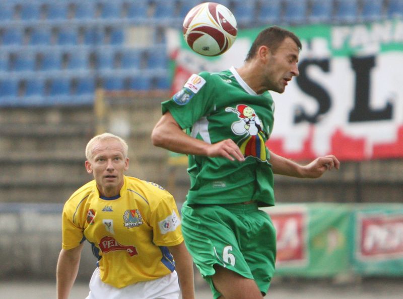 Piotr Klepczarek (z lewej) nie zagra z Wigrami z powodu żółtych kartek (MACIEJ KACZANOWSKI)