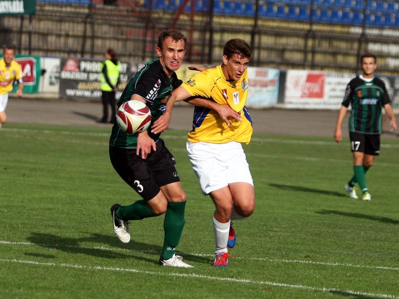 Ivan Jovanović (w żółtej koszulce) strzelił honorową bramkę dla Motoru (JACEK ŚWIERCZYŃSKI)