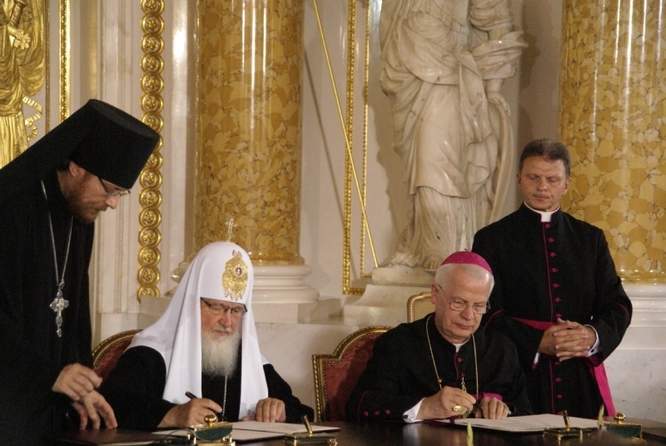 Cyryl I i abp Józef Michalik podpisali dokument wzywający do pojednania Polaków i Rosjan. (BP KEP)