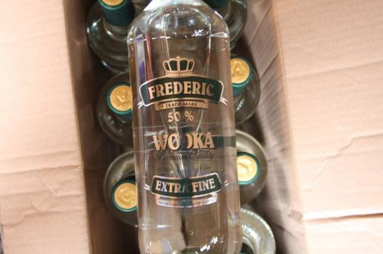 Szklana butelka o pojemności 1 litra,<br />
bez czeskich banderol, etykieta z napisem: "FREDERIC, TRADE 